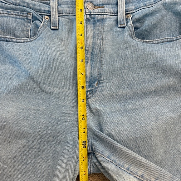 Levi’s Women’s Size 30 High Waisted Mom Jean Light Blue Straight/Skinny Leg - Picture 8 of 11